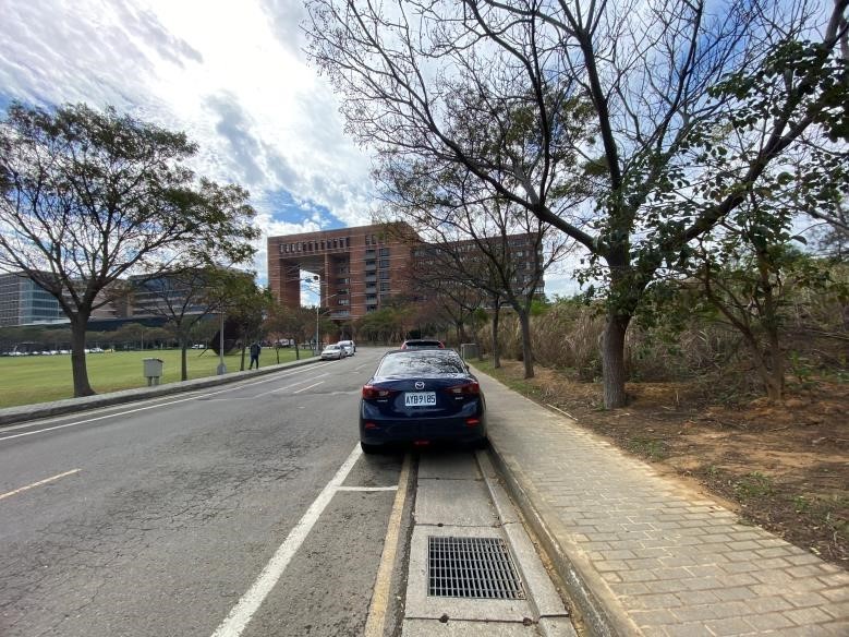 人社院往南校門道路