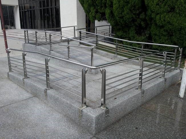 Barrier-free ramp with handrails in front of the Engineering Museum